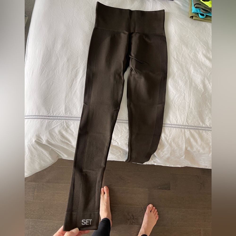 SET ACTIVE pants never worn in espresso brown size XS. Very comfy.